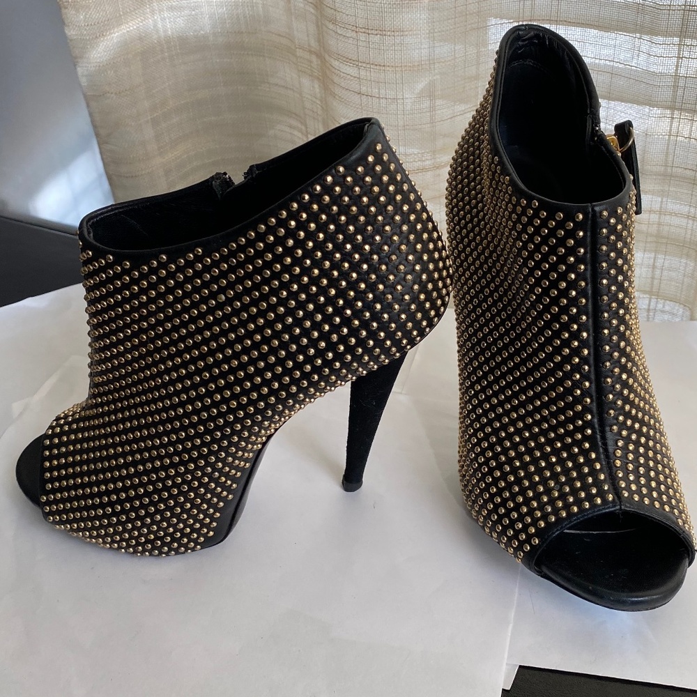 Guiseppe Zanotti black leather heels ankle boots zipper gold studs accent 39.5